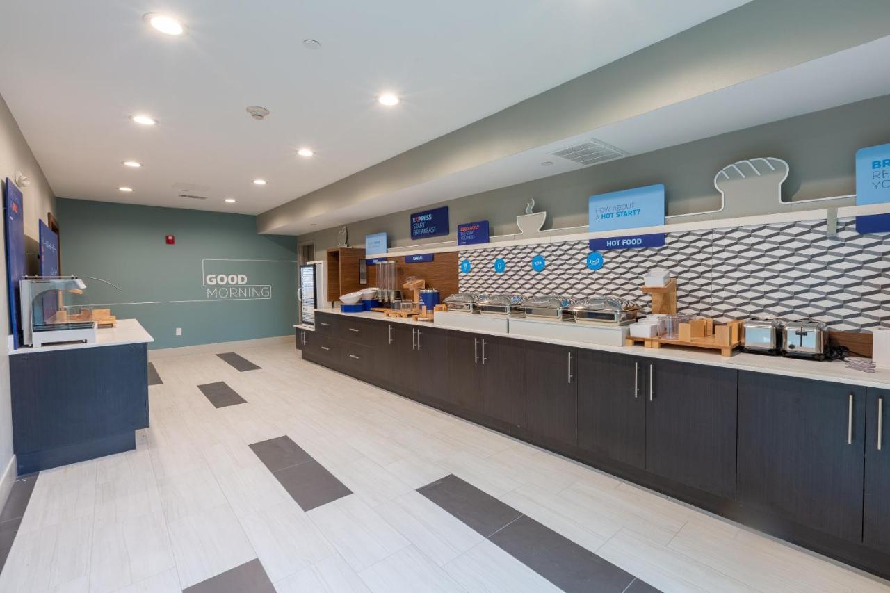 Holiday Inn Express & Suites Arlington North - Stadium Area By Ihg Exterior photo