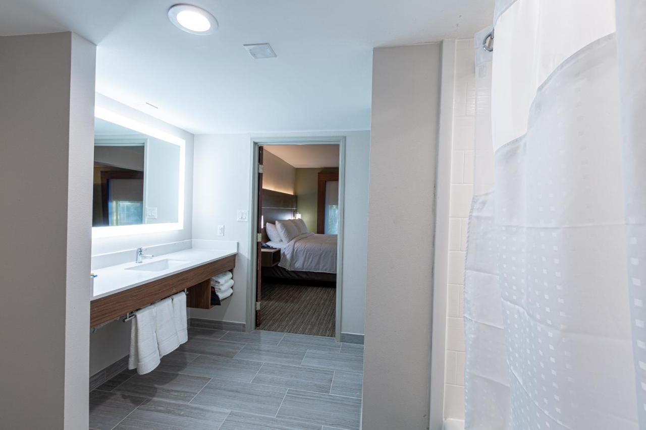 Holiday Inn Express & Suites Arlington North - Stadium Area By Ihg Exterior photo